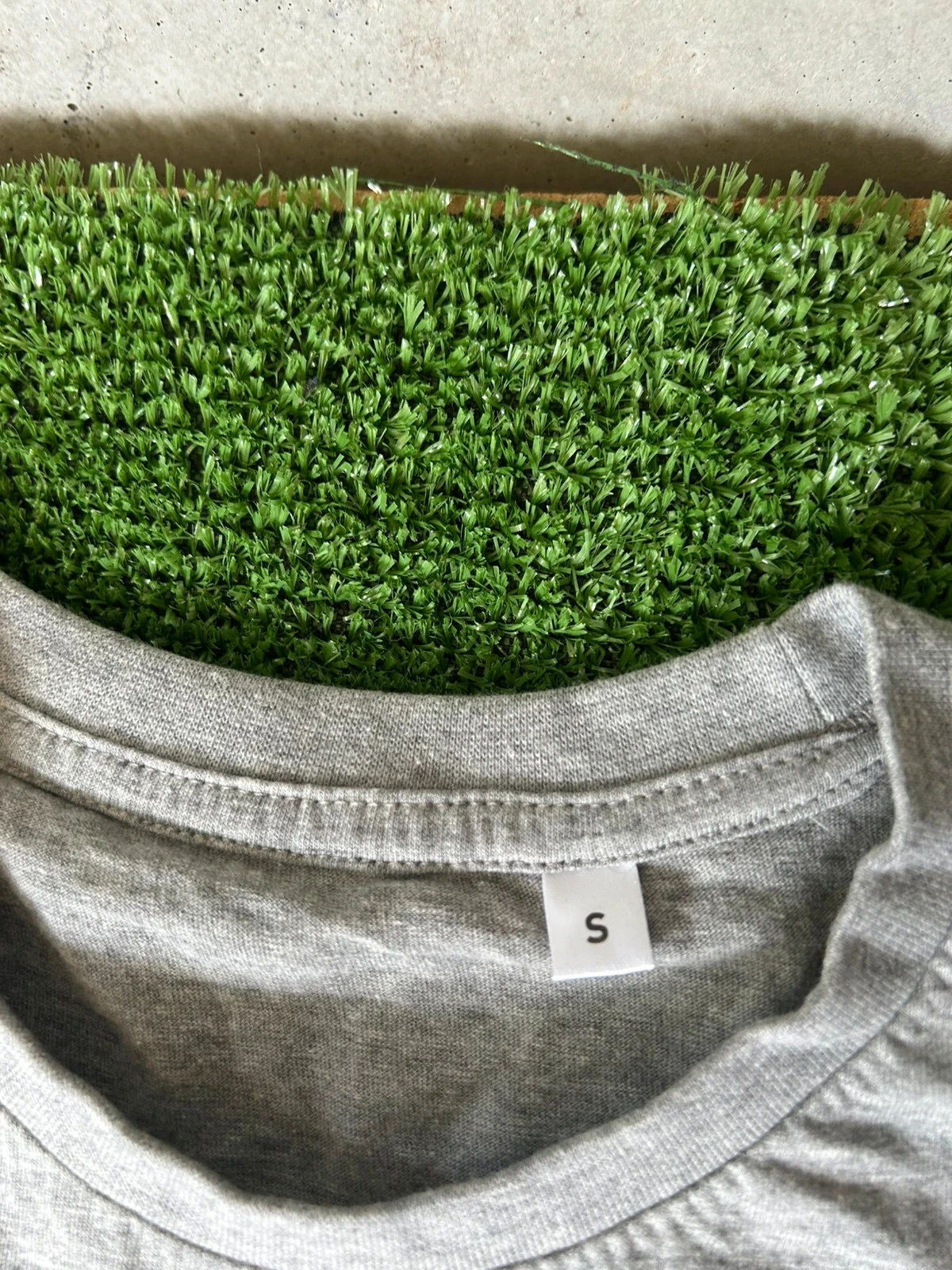 T-shirt cinza com estampa estilo coquete – photo 5